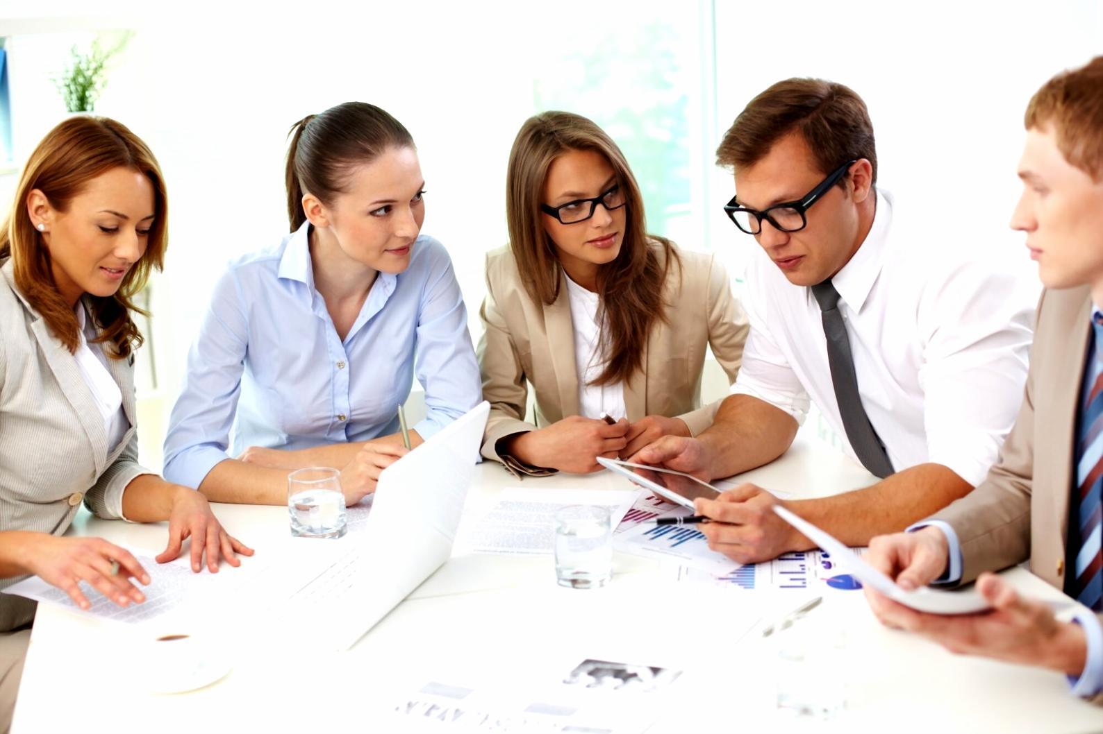 Person bei der Finanzplanung am Laptop